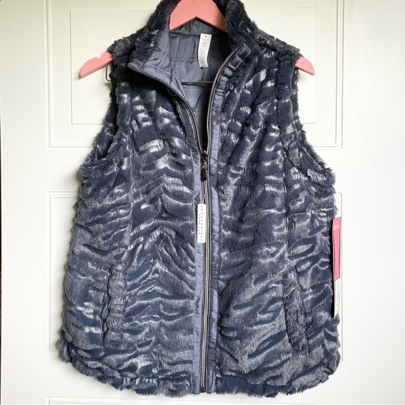 NWT Reversible Faux Fur Puffer Vest Medium - Picture 1 of 5